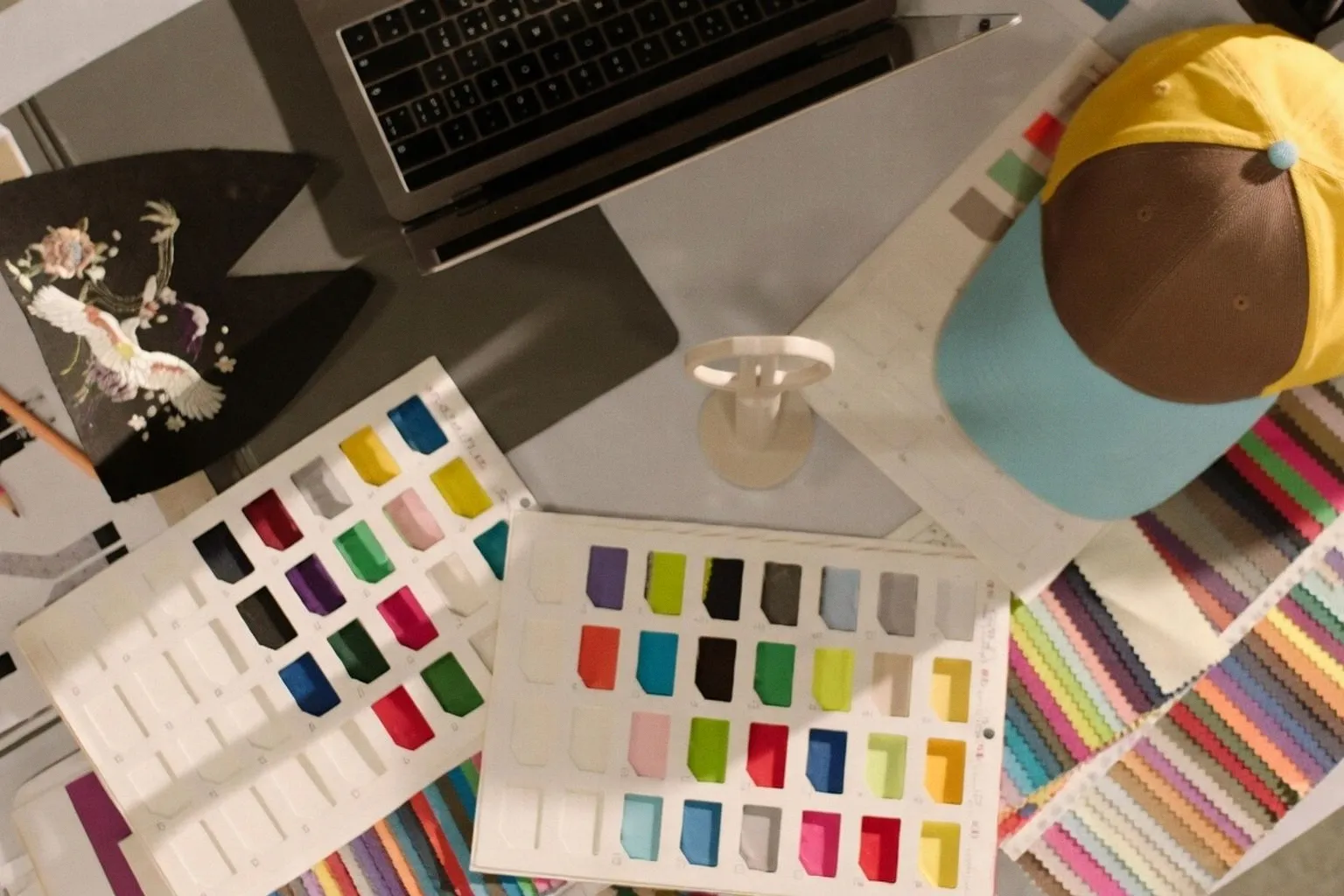 Aung Crown centralise la production de textiles et couvre-chefs personnalisés