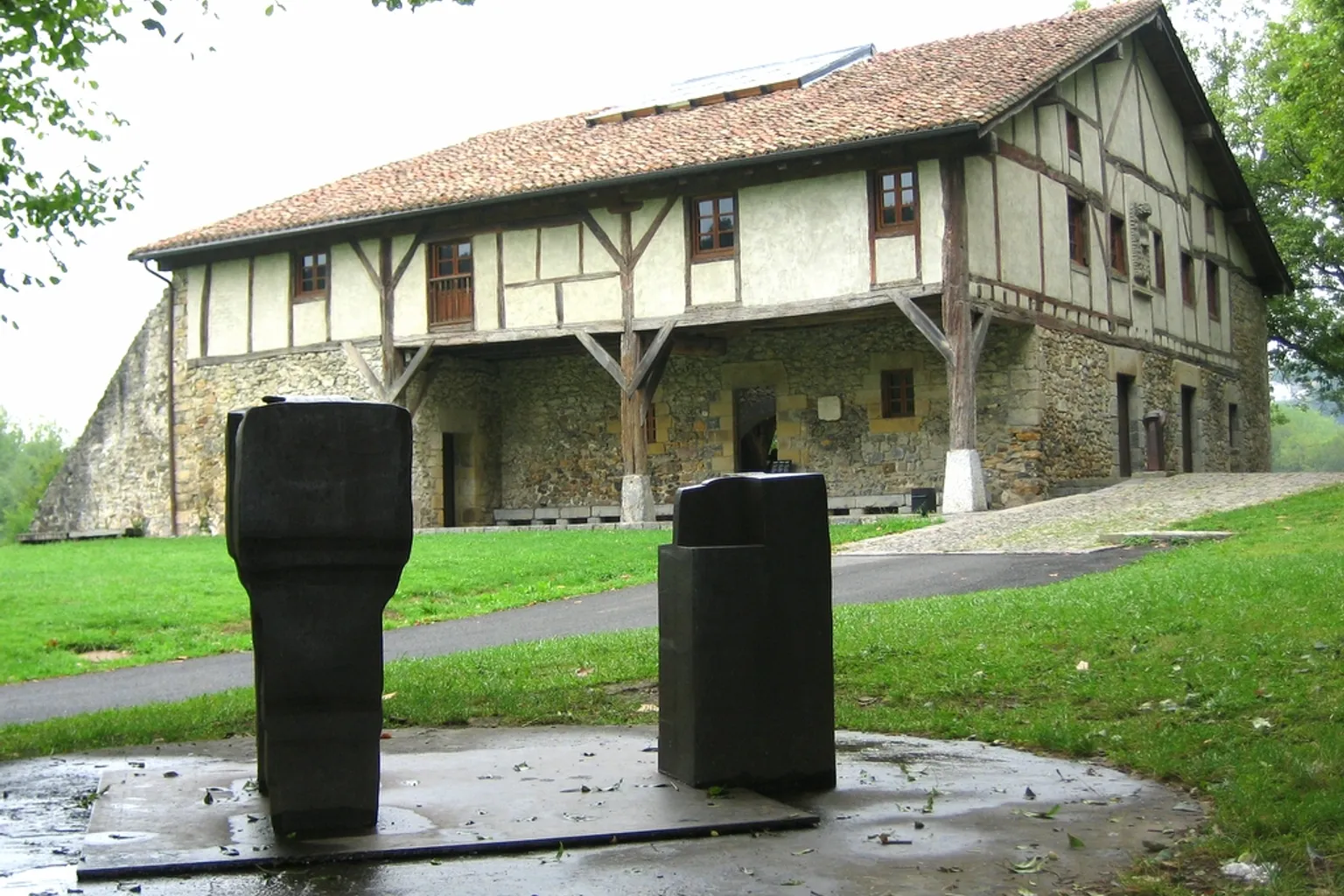 Chillida Leku tarifs : coupe-vent vs parapluie publicitaire