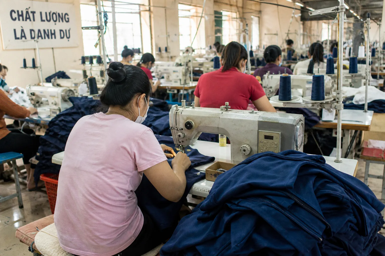 Hausse des droits de douane : quel impact pour vos vêtements personnalisés ?