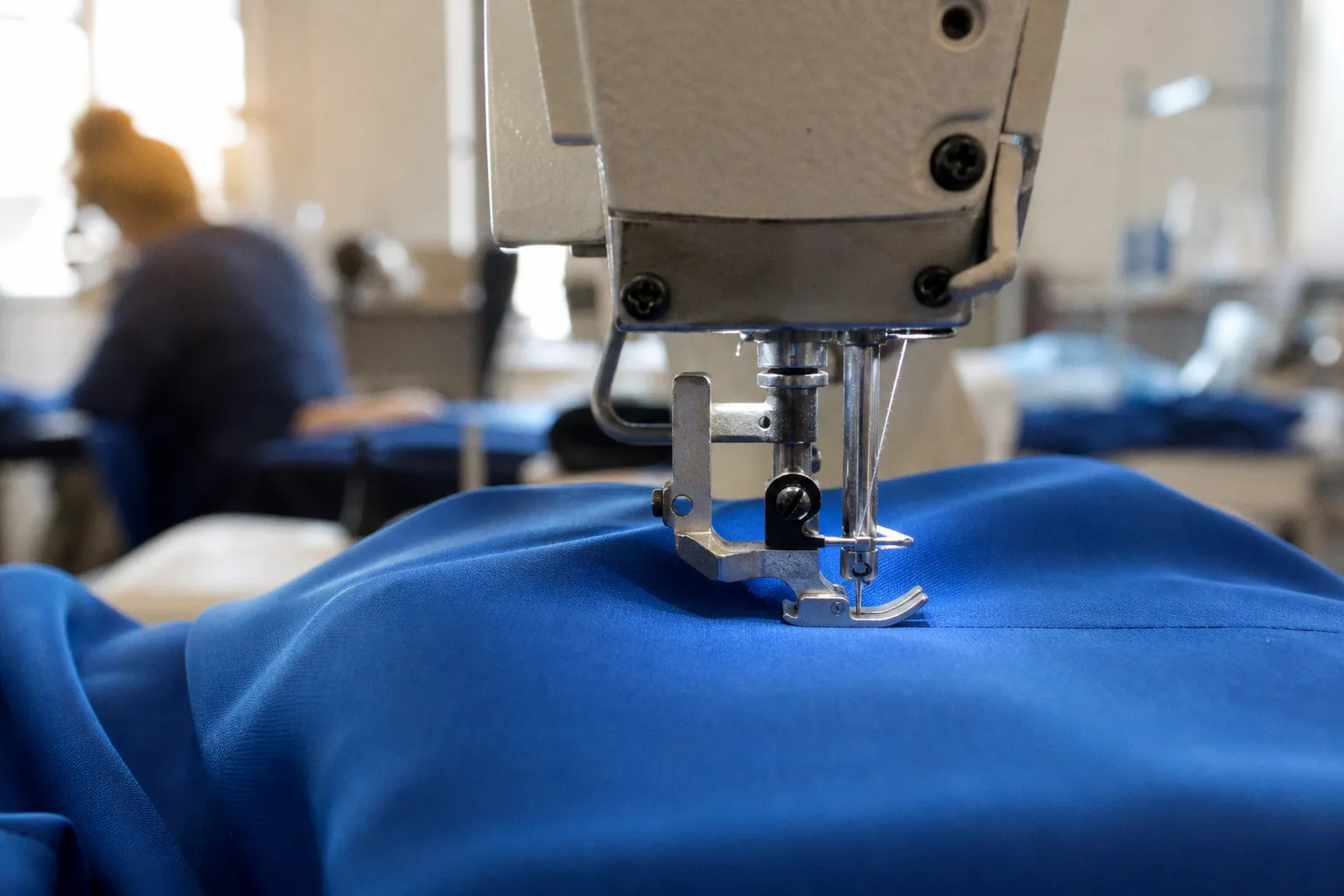 Investir dans une machine à coudre industrielle : critères de performance et rentabilité