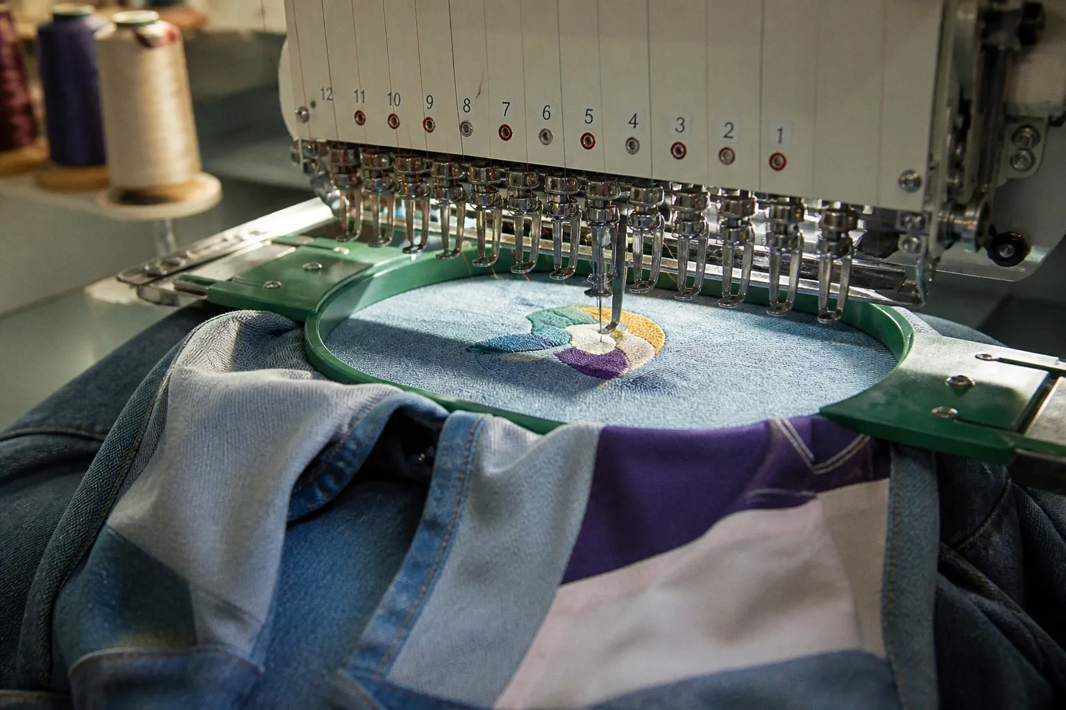 L'essor de la mode upcyclée en 2026 : quels enjeux pour la broderie professionnelle ?