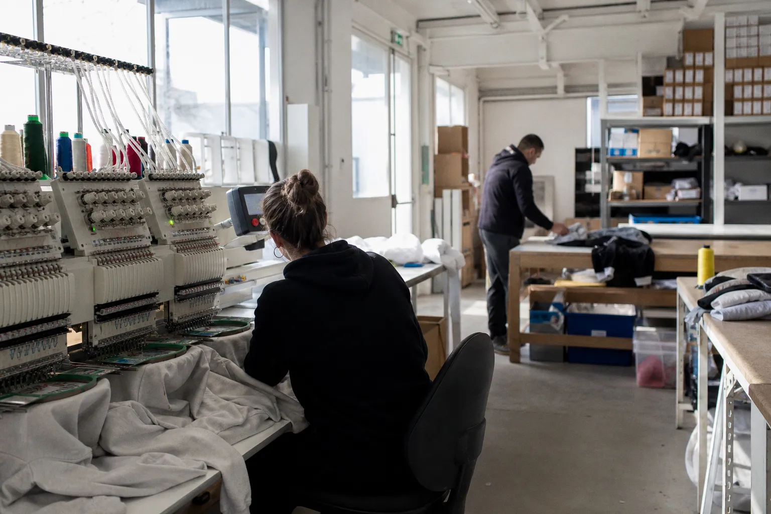 Loi mode ultra-express : quel impact pour les ateliers de personnalisation textile ?